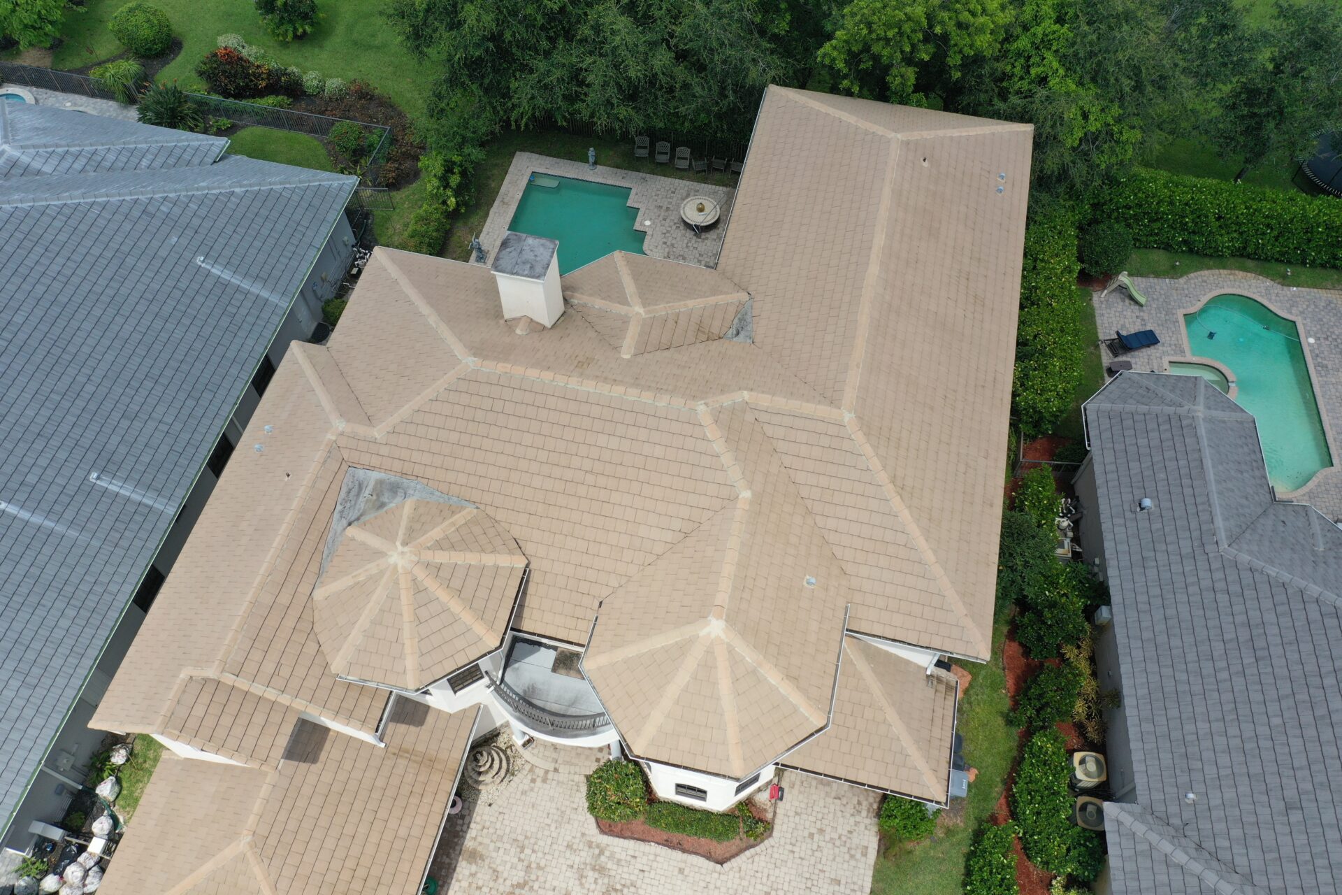 A bird 's eye view of a house with a pool.